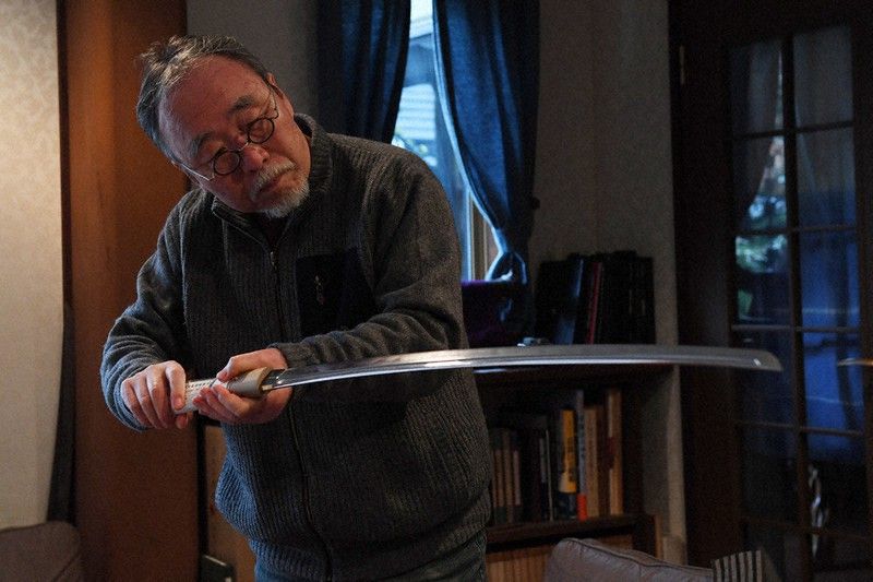 Yoshindo Yoshihara cầm kiếm Katana Yoshindo Yoshihara cầm kiếm Katana